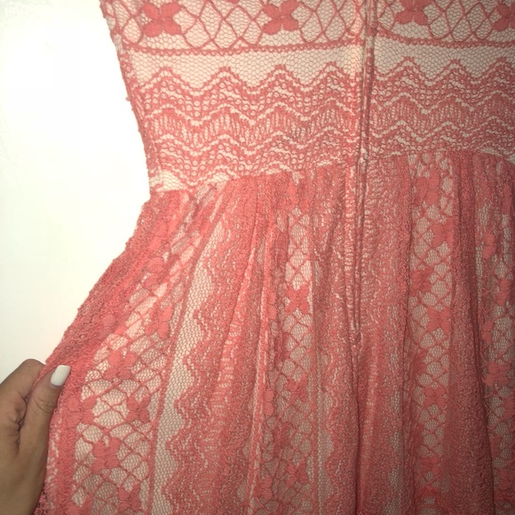 Peach lace cocktail dress - Picture 3 of 4
